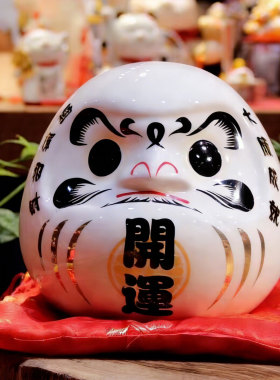 开运达摩蛋和猫坊摆设料理寿司店