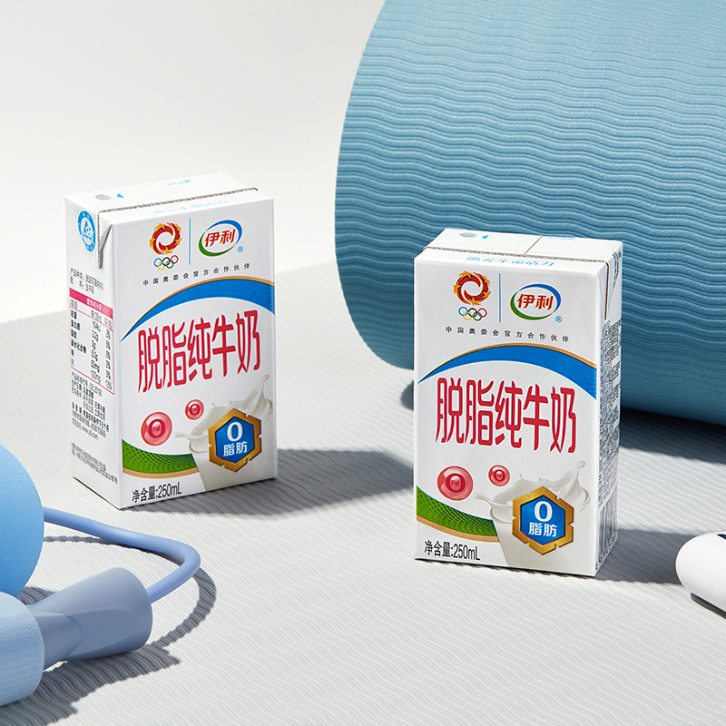 伊利脱脂纯牛奶整箱礼盒学生营养健身代餐脱脂奶