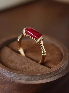 黄金色镶钻竹节红色玛瑙戒指女国