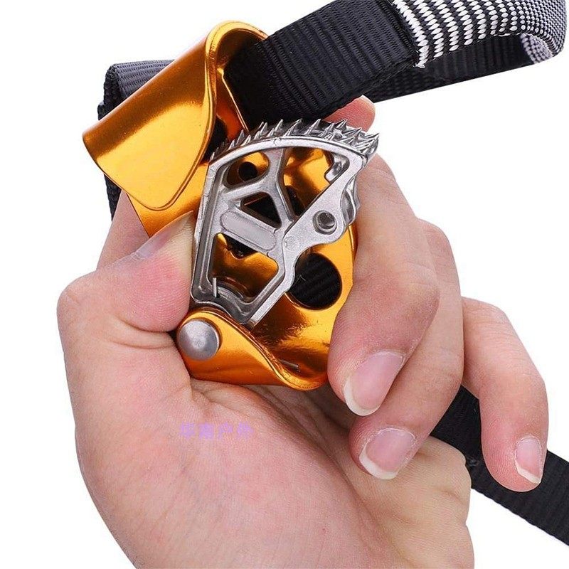 The shopkeeper recommends sob outdoor mountain climbing equipment