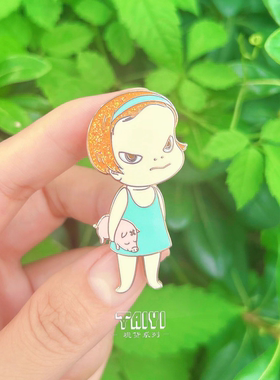 【现货】太一奈良美智抱猪小女孩仿珐琅金粉精品金属徽章胸针