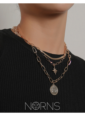 高领毛衣多层圆形头像星芒蛇骨链