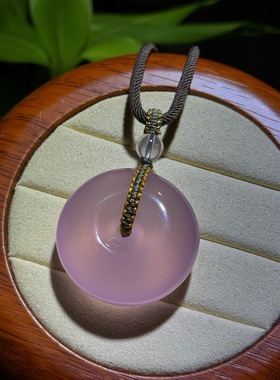 天然莫桑比克粉色水晶平安扣吊坠，粉嫩水润。尺寸约33.7-14.6mm