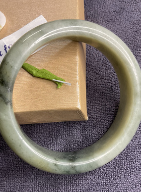 新疆和田玉且末青白飘翠红皮三色籽料宽版复古国风厚装61大圈手镯