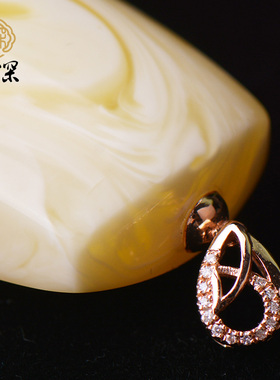 天然俄料琥珀方牌文玩蜜蜡吊坠