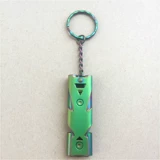 Голубиное свисток тренируется на флейте голубей, голуби назад к гнездому голубите