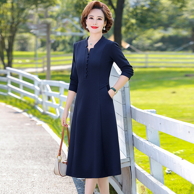 中老年女妈妈装2022春秋新品显瘦修身连衣裙中长款过膝纯色打底裙