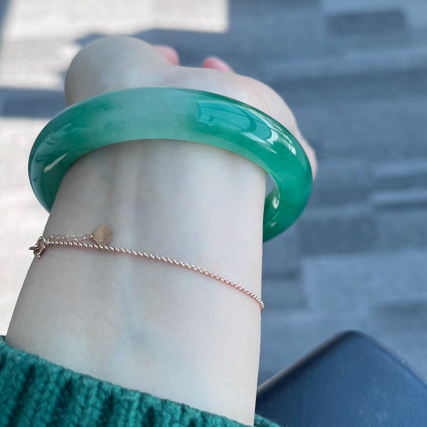 精品纯天然独龙玉非洲翠辣绿色显白厚装正装手镯子58.2*12.6*10 - 图1