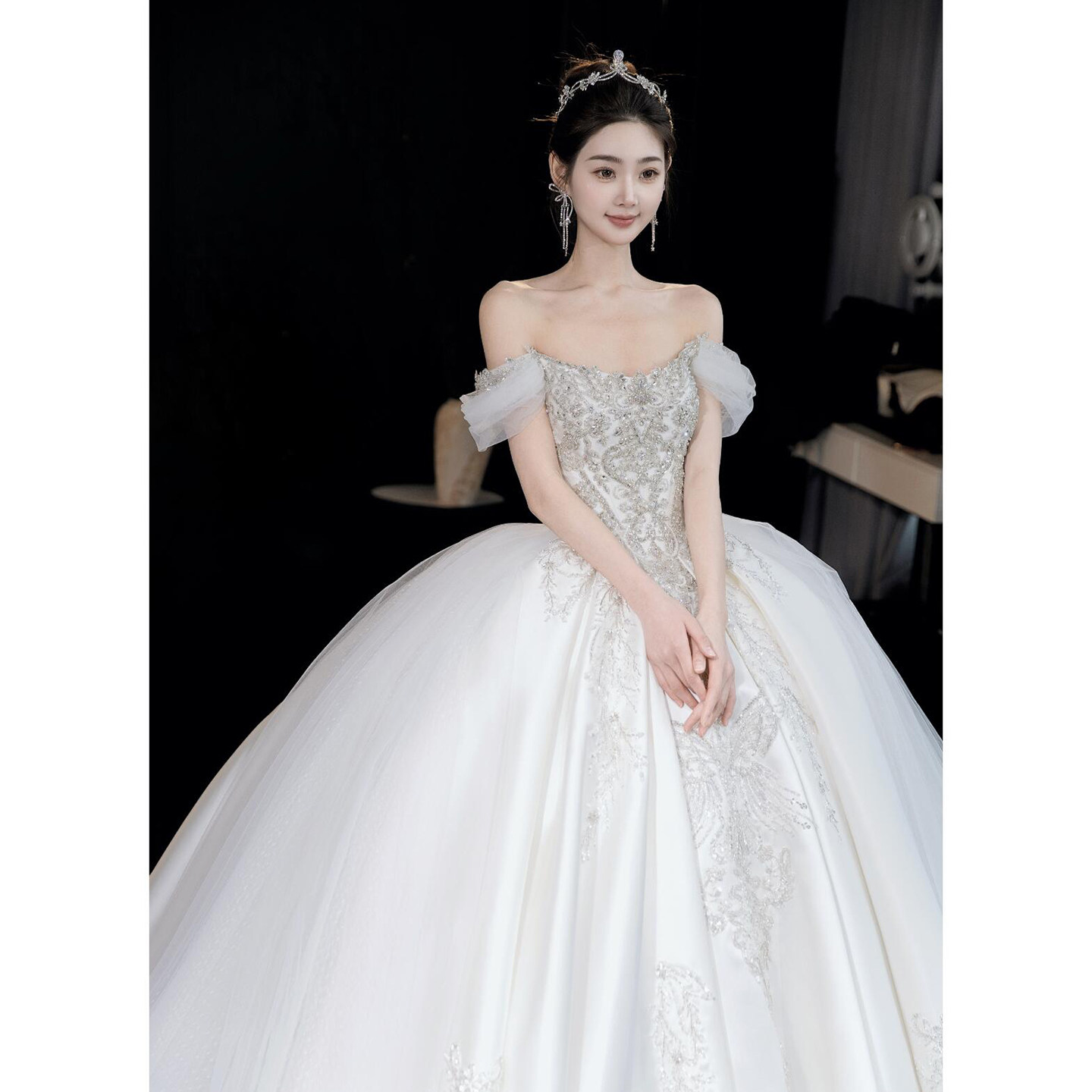 法式一字肩轻婚纱2025新款新娘轻奢小众高级质感拖尾主纱缎面重工,淘宝优惠券,粉丝福利购,淘宝优惠卷