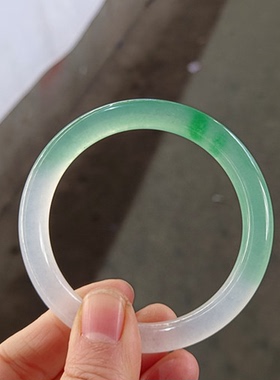 特价独龙玉手镯高冰种翡翠色绿色飘花细圆条点翠阳绿石英岩玉镯子