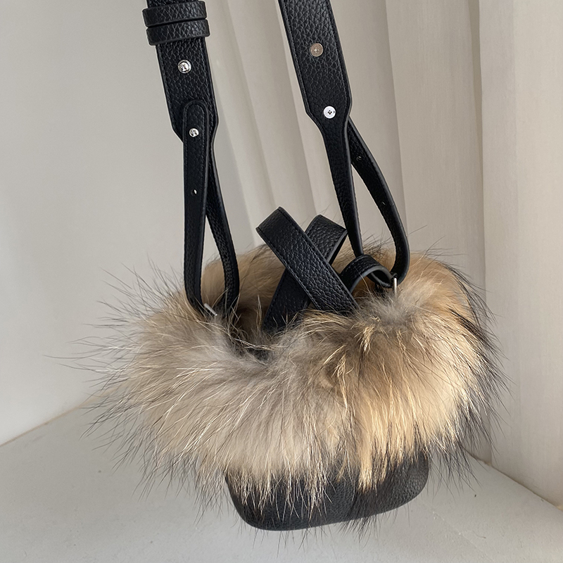 真皮草貉子毛水桶包包女秋冬韩国网红毛毛包手提包单肩斜挎包 - 图2
