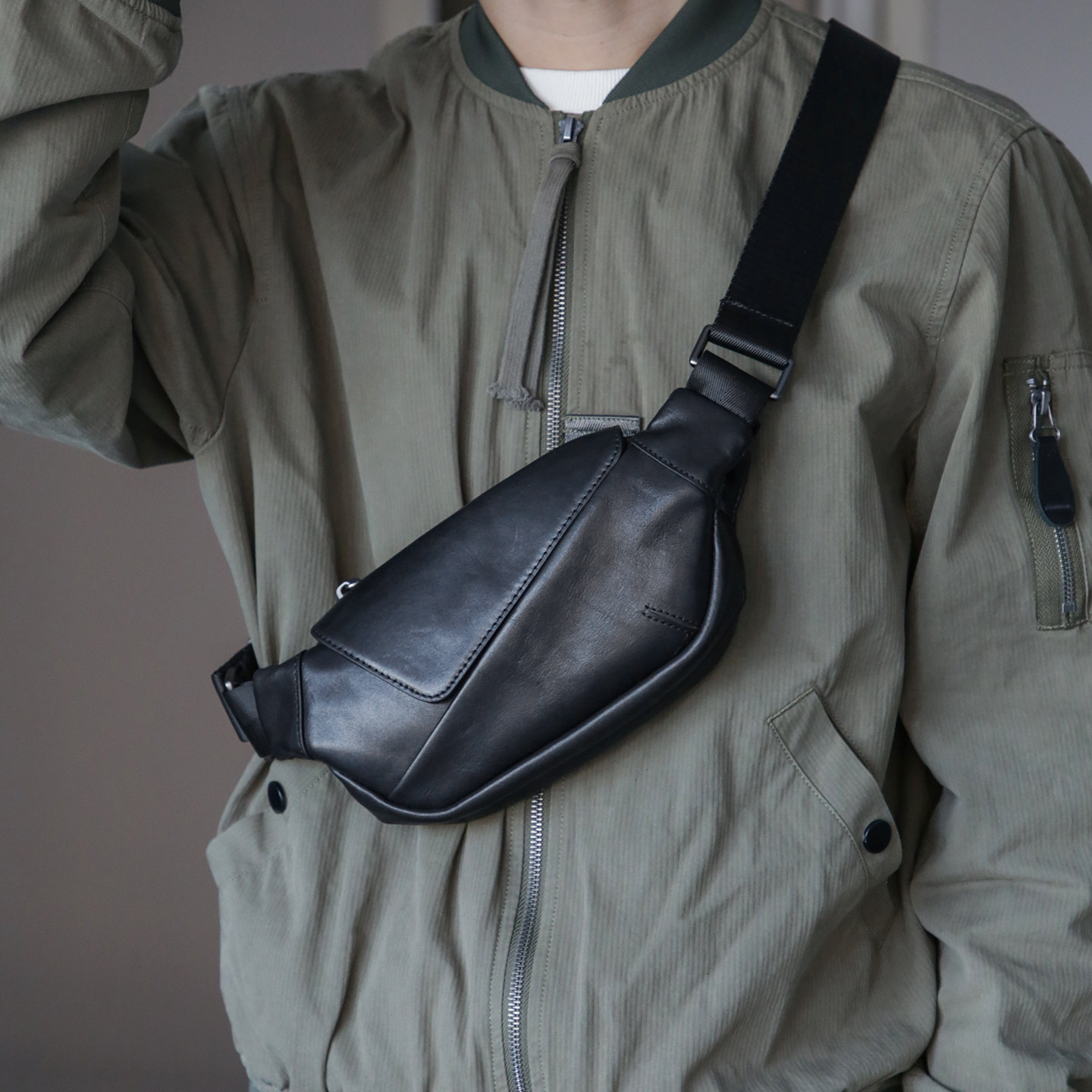 2025古造新款真皮男士胸包植鞣头层牛皮机车情侣款单肩斜挎背包女,淘宝优惠券,粉丝福利购,淘宝优惠卷