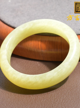 亮眼方言和田玉珍藏新疆细腻油润且末鸡油黄口料52mm宽条手镯子h8