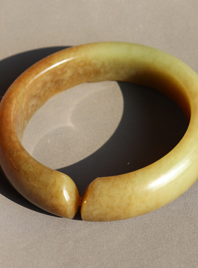 震惊方言和田玉新疆山料名品若羌温润细腻青黄口带糖卡57mm猫镯A8