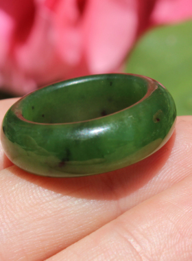 方言和田玉俄红皮菠菜绿碧玉戒指