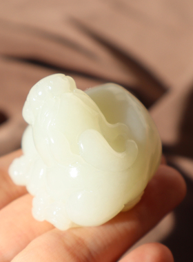 新疆且末高油润糖白玉貔貅手把件