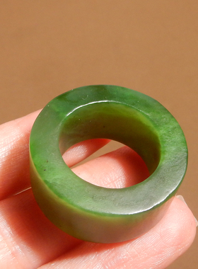 俄罗斯苹果绿碧玉18MM扳指戒指