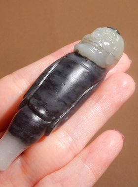 新疆黑青花籽料丑罗汉烟嘴手把件