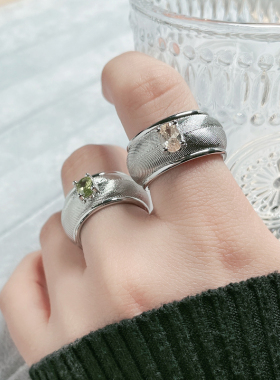 复古拉丝宽版戒指女可调节橄榄绿锆石镶嵌气质无性别时尚轻奢指环