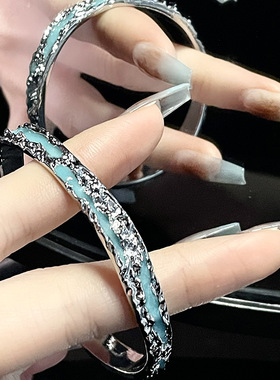 小众设计感法式开口手镯不规则褶皱纹理金属珐琅青蓝色滴胶手环女