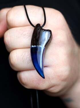 蓝色树脂箭头三角木制熊爪项链