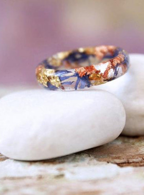 深蓝色花瓣矢车菊花朵铜金箔戒指