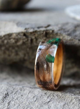 雪松木孔雀石真猎鹰羽毛男士戒指