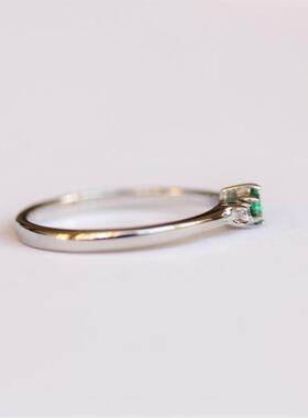 祖母绿翡翠白色蓝宝石订婚戒指