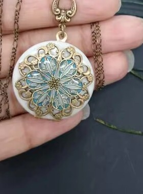 复古风格黄铜花丝照片小盒项链