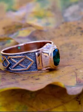 闪亮祖母绿宝石镶嵌K金戒指