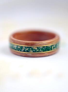 棕色橡木绿色石英小片木制戒指