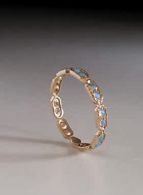 环绕18颗蓝色欧泊蛋白石镶嵌戒指