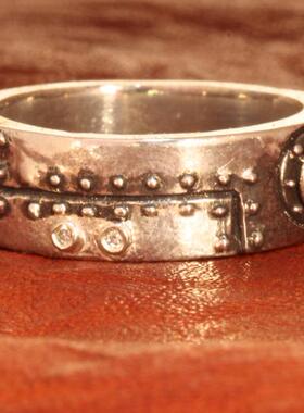 工业风格白色钻石红色石榴石戒指