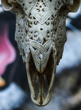 大角羊头骨镂空雕刻艺术家居摆件