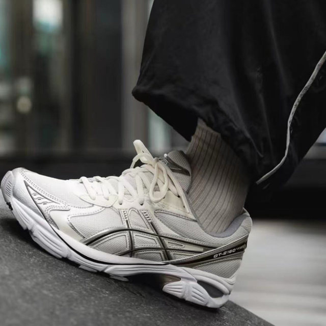 ASICS white and blue comfortable and versatile running shoes