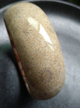 牛血红彩花很美藏品珊瑚玉手镯