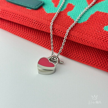 锁住幸福与财运 百搭不挑人 红色爱心锁吊坠钛钢项链女小众毛衣链