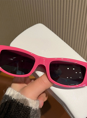 可爱多巴胺甜妹风穿搭夏日套装少女亮色眼镜墨镜风格ins网红玫红