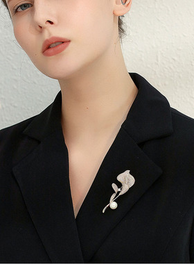 奢华气质马蹄莲胸针高档女胸花别针2024年新款高级感精致西装配饰