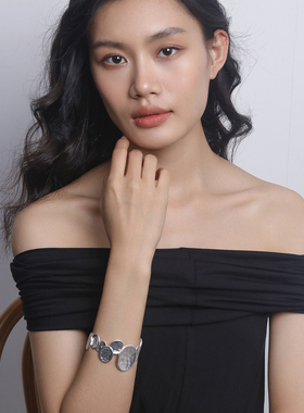 Moment 佩斯画廊 时尚小众设计感宽手镯手臂环镯子夸张女2025新款