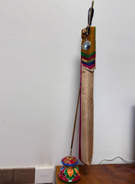 定制十字口尼泊尔不丹手工彩绘实木招财剑财神剑底座