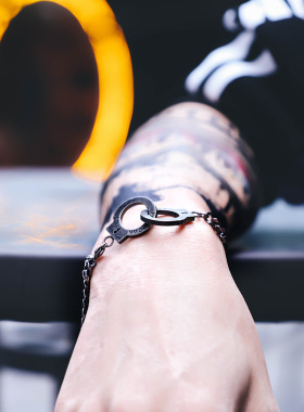 潮牌复古凹刻字母信仰手链麻花链玫瑰金钛钢情侣手铐手链