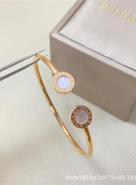 跨境欧美爆款轻奢手镯女黑白贝小众个性精致字母ins风手环