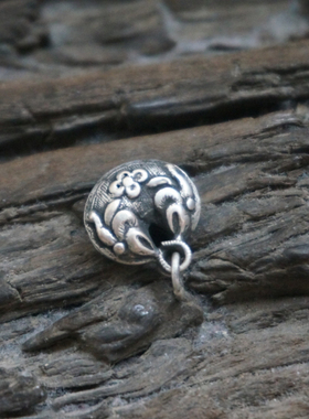 云起收藏。清代老银双龙花卉小锁铃铛吊坠小提溜滴流