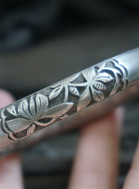 云起收藏。双福捧寿。清代剔地开窗花卉厚实空心老银马蹄镯