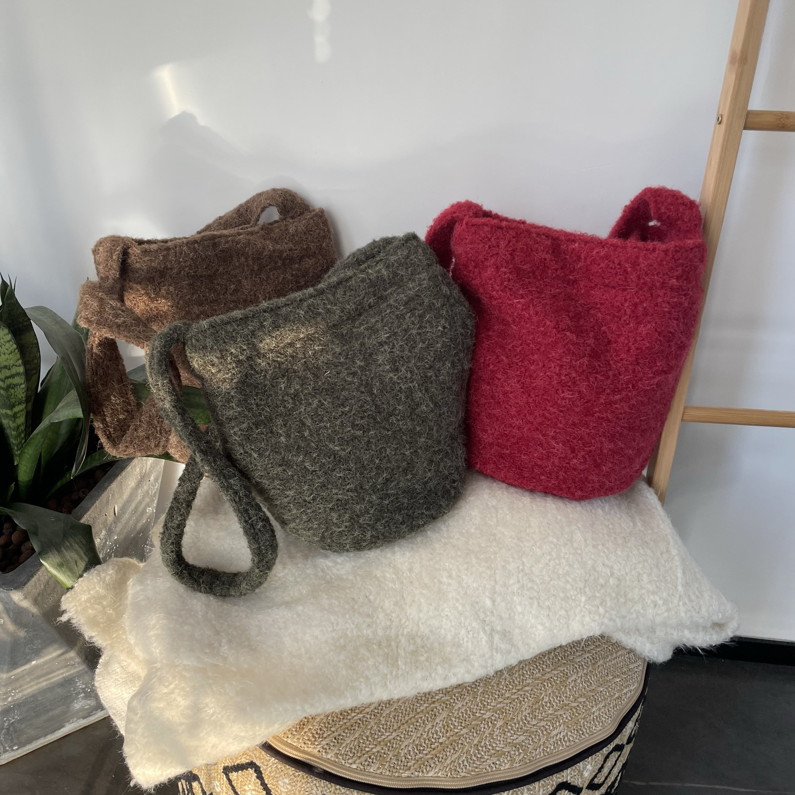 2024冬新款森系纯色软糯毛绒呢水桶包单肩斜挎包百搭彩色布包文艺,淘宝优惠券,粉丝福利购,淘宝优惠卷