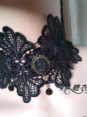 黑色短链糖衣泡菜蕾丝花朵女