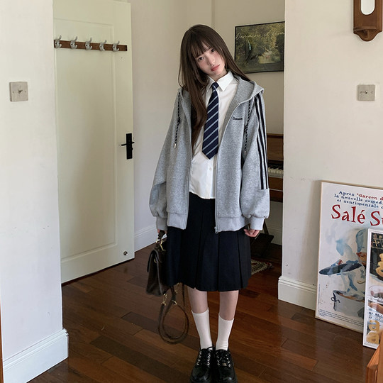 Свободная и удобная серая толстовка с капюшоном и застежкой-молнией в студенческом стиле.