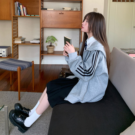 Свободная и удобная серая толстовка с капюшоном и застежкой-молнией в студенческом стиле.