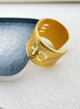 亦洋饰品 欧美小香风个性菱格镂空开口手镯ins百搭金属宽版手环女